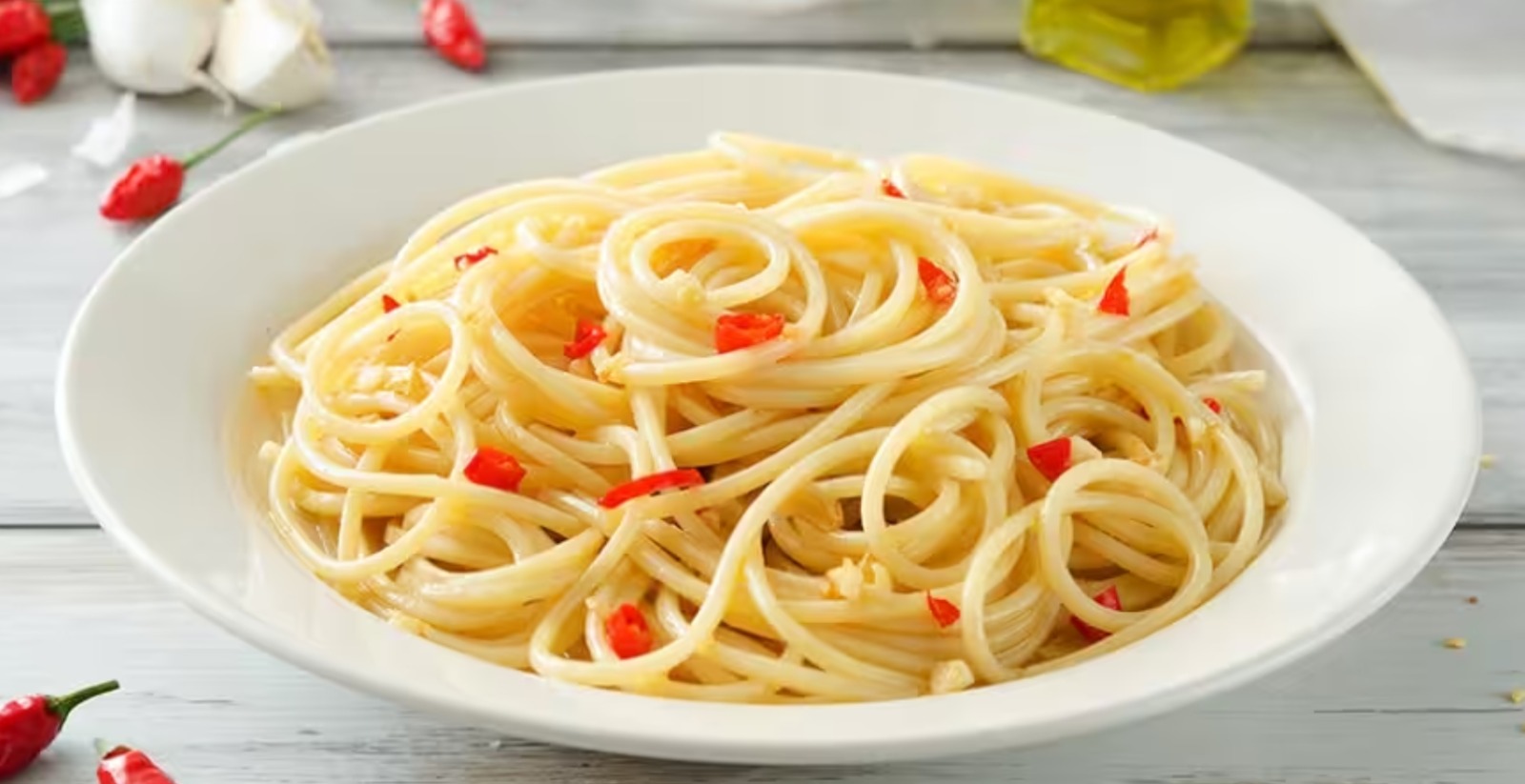 Ensalada de lechuga con cebolla y tomate acompañado de tortilla francesa con atún y Espaguetis con ajo, aceite y guindilla.